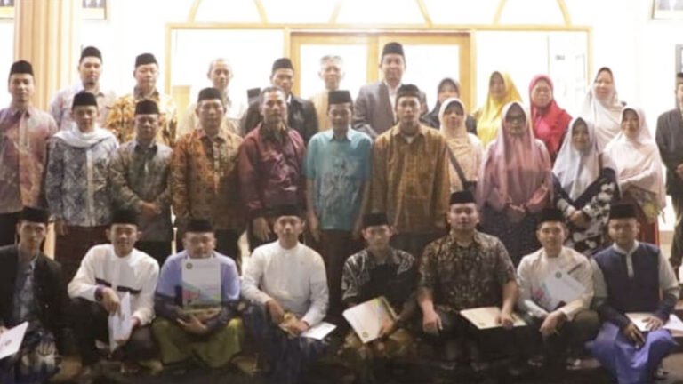 Foto bersama para kader tazakka dengan para pimpinan pondok modern Tazakka