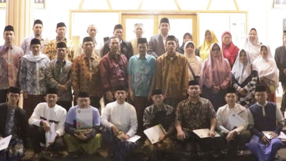 Foto bersama para kader tazakka dengan para pimpinan pondok modern Tazakka